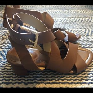 MICHAEL KORS STRAPY SANDAL BLOCK HEEL